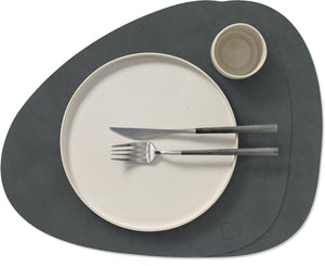 LIND DNA Tischsets Nupo - Leder - Anthrazit - Curved - 44 x 37 cm - 2 Stück