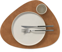LIND DNA Tischsets Nupo - Leder - Armeegrün / Natur - Curved - doppelseitig - 44 x 37 cm - 2 Stück