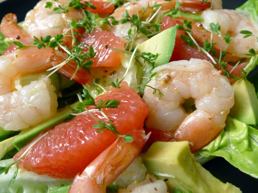 Eine elegante Vorspeise mit cremiger Avocadomousse, saftigen Garnelen und bunten Paprika