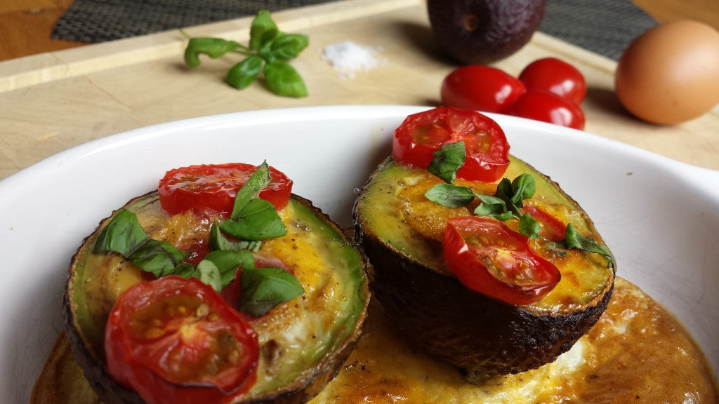Ein gesundes und schnelles Gericht mit Avocado, Ei und Tomate aus dem Ofen