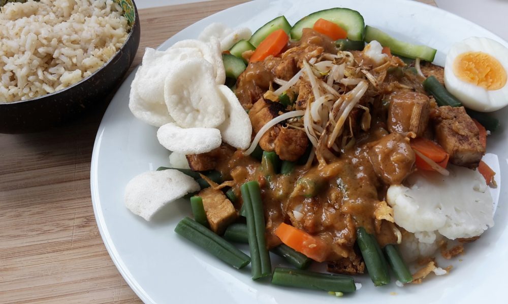 Ein buntes indonesisches Mahlzeitsalat mit cremiger Erdnusssauce