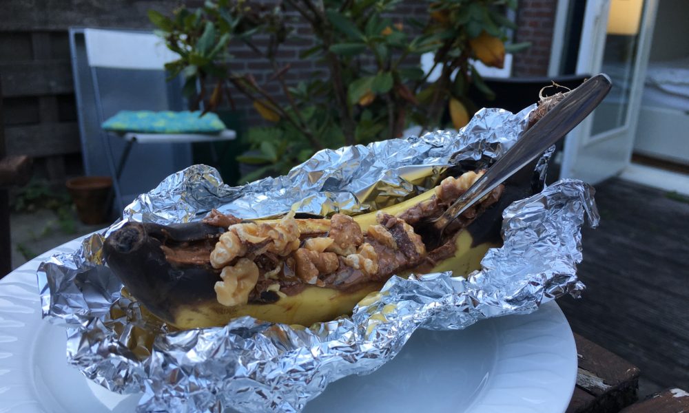 Schmelzende Schokolade, weiche Banane und salzige Walnüsse vom Grill