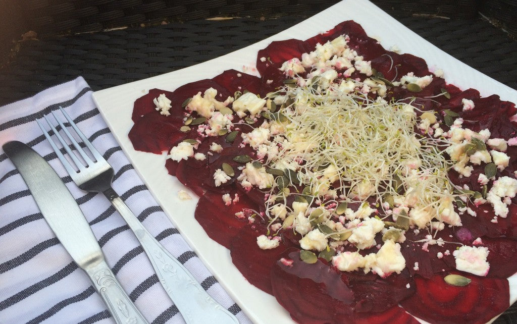 Ein frischer und farbenfroher Salat mit cremigem Ziegenkäse und einem süßen Himbeerdressing
