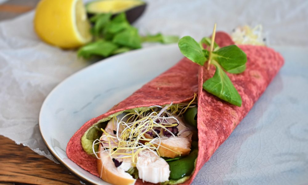 Frische Wraps mit einem cremigen Avocadospread und saftigem geräucherten Hähnchen