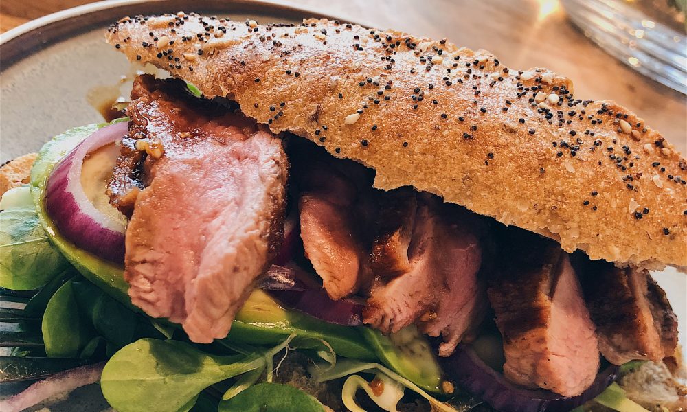 Ein luxuriöses Sandwich mit saftigem Entenbrustfilet, Avocado und einem Ketjap-Dressing