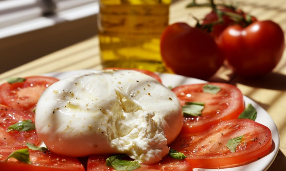 Ein klassischer italienischer Sommersalat im Handumdrehen auf dem Tisch