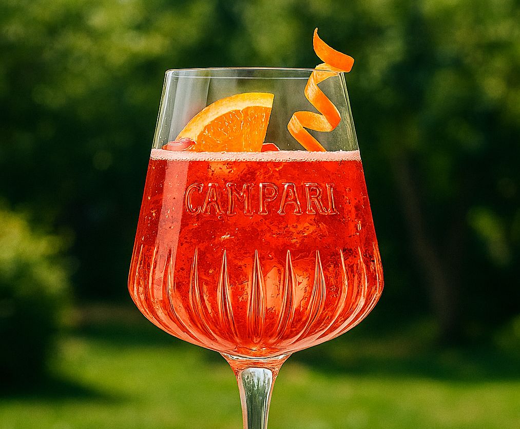 Die perfekte Verbindung aus zwei klassischen italienischen Spirituosen – Campari, Vermouth und Soda
