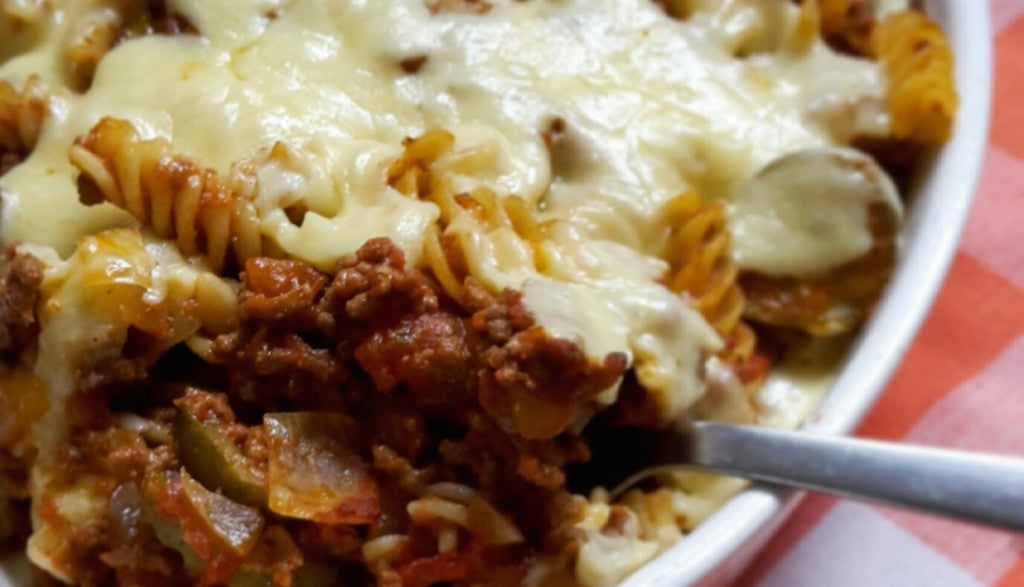 Ein tröstlicher Auflauf mit Hackfleisch, Pasta und geschmolzenem Cheddar