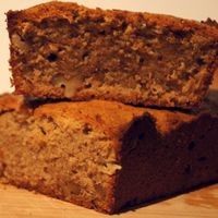 Ein luftiger Zitronenkuchen ohne Gluten und Zucker, zubereitet mit Kokosöl und Walnüssen
