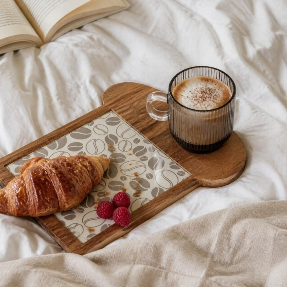 Ontbijtplankje met cappuccino, croissant en frambozen op bed, van bovenaf