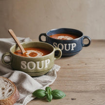 Groene en blauwe Soup soepkom met tomatensoep, houten lepel en brood