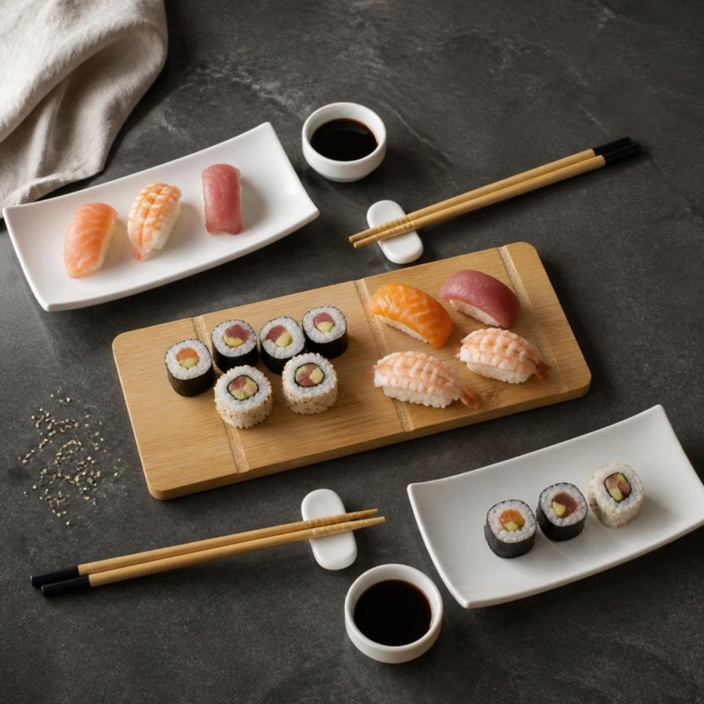 Sushiset voor 2 van bovenaf met plank, borden, dipschaaltjes en eetstokjes