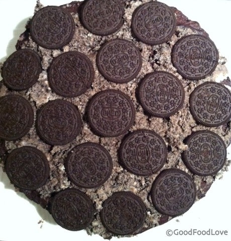 Ein dekadenter Schokoladenkuchen mit cremiger Oreo-Buttercreme