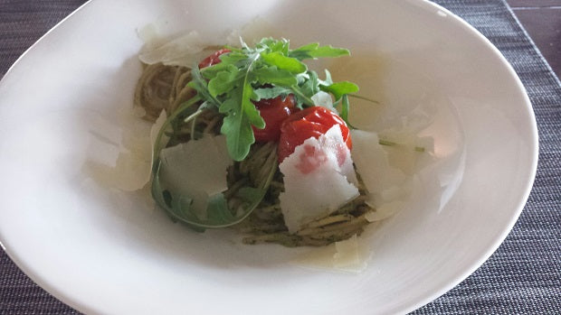 Frische, selbstgemachte Pesto mit gerösteten Pinienkernen und konfierten Cherrytomaten