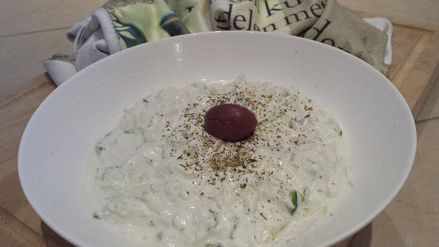 Cremig, knoblauchreich und erfrischend: so machst du Tzatziki richtig