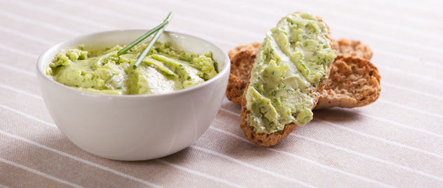 Selbstgemachte Kräuterbutter mit Knoblauch, Zitrone und frischen Kräutern