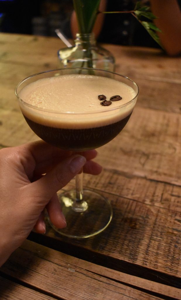 Der perfekte Aperitif-Cocktail mit Espresso, Wodka und einer samtig-weichen Schaumschicht