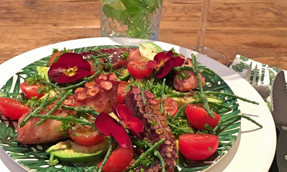 Ein beeindruckendes Gericht mit gegrilltem Oktopus, cremiger Avocado und frischem Queller