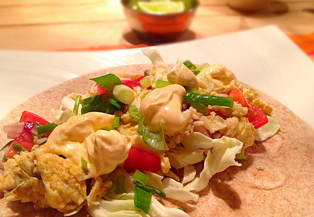 Bunte Do-it-yourself-Wraps mit gewürzter Scholle und würziger crème frâiche-Sauce