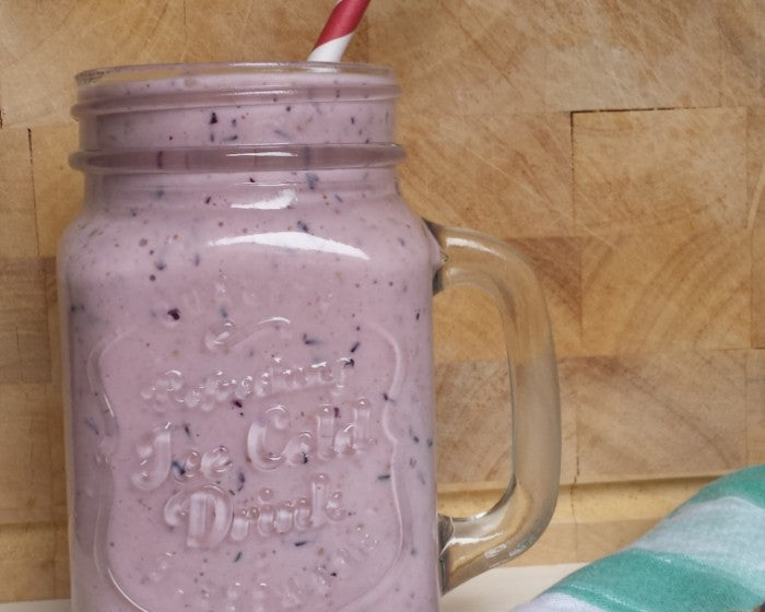 Ein nährstoffreicher Smoothie mit Früchten, Joghurt und Superfoods für einen energiegeladenen Start in den Tag