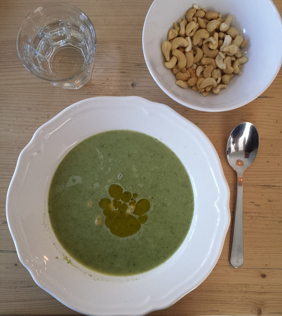 Eine cremige, frische Suppe voller Gemüse und Minze