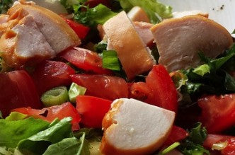 Ein leichter und frischer Salat mit geräuchertem Hähnchen und Himbeer-Balsamico