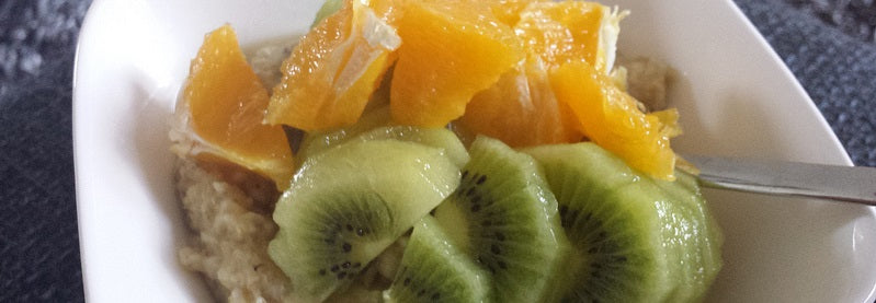 Ein nahrhaftes und erfrischend-säuerliches Frühstück mit Haferflocken, Kiwi und Orange