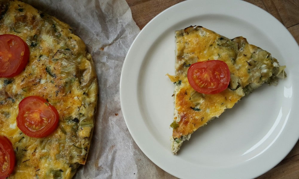 Eine luftige italienische Omelette mit Zucchini, Artischockenherzen und frischen Kräutern