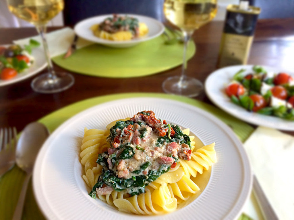 Eine cremige Pastaschale mit Spinat, Ricotta und knusprigem Speck