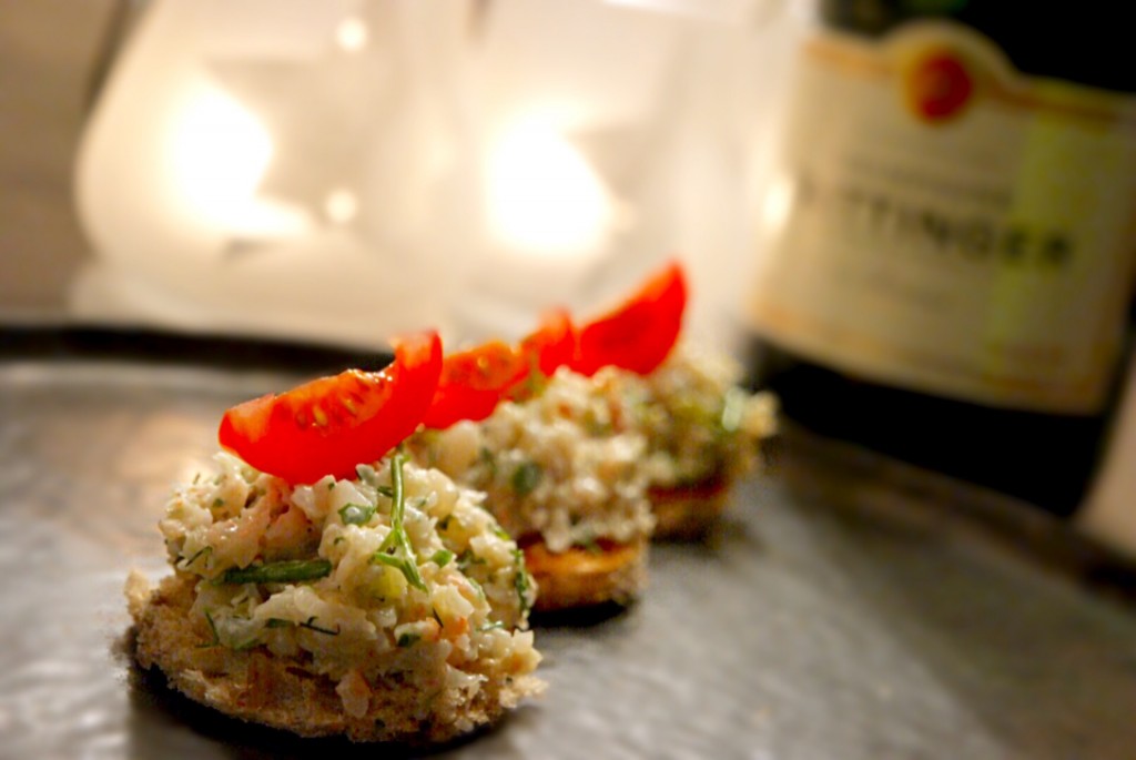 Ein raffiniertes Partyhäppchen mit cremigem Garnelen-Tatar auf knusprigem Knoblauchbrot