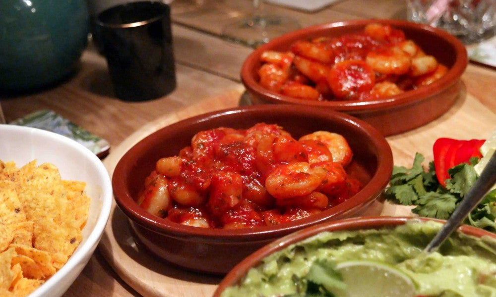 Schnelles und geschmackvolles Gericht mit saftigen Garnelen in einer würzigen Tomatensauce