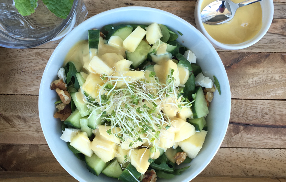 Frischer Salat mit cremigem Ziegenkäse, knusprigen Walnüssen und einem süßen Honig-Balsamico-Dressing