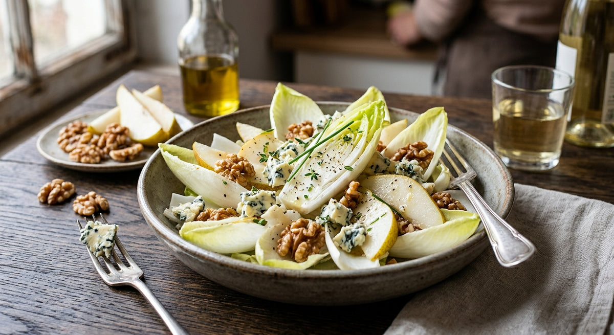 Ein frischer Salat aus Chicorée, Birne, Blauschimmelkäse und einem cremigen Honigdressing