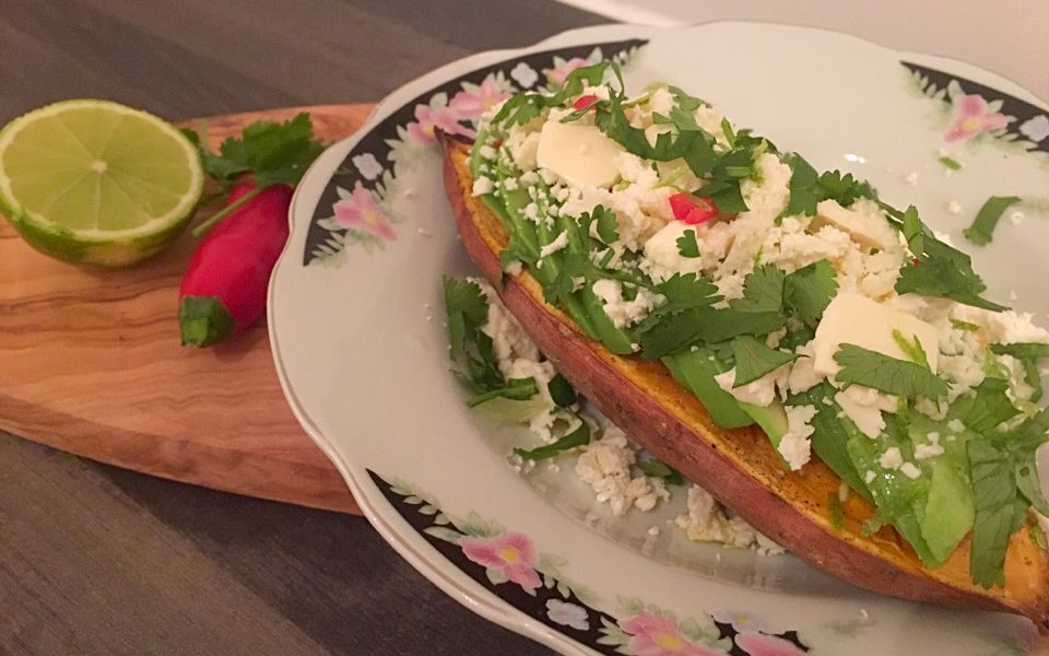 Eine farbenfrohe und nahrhafte Mahlzeit mit cremiger Avocado, würzigem Feta und frischer Limette