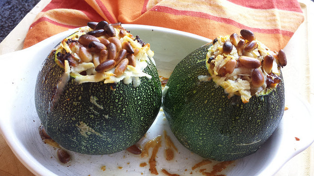 Eine italienisch gefüllte Kugelzucchini mit sonnengetrockneten Tomaten, Basilikum und Parmesan