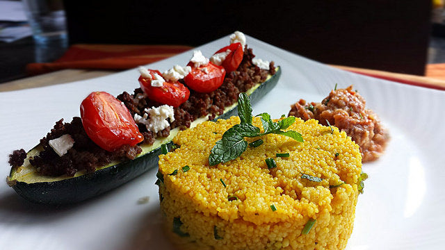 Eine geschmackvolle Kombination aus würzigem Couscous, zartem Lammhack und frischer Salsa