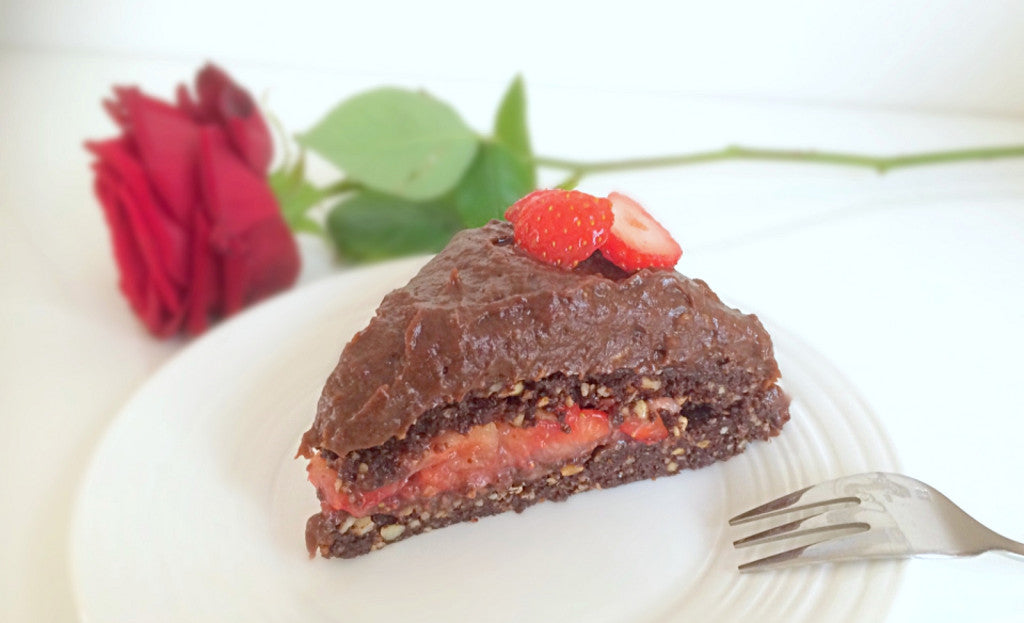 Eine gesunde, no-bake Schokoladentorte voller naturbelassener Zutaten