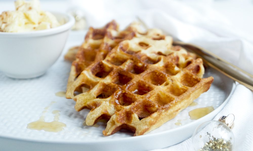 Würzige Waffeln mit einer cremigen Maple-Syrup-Butter