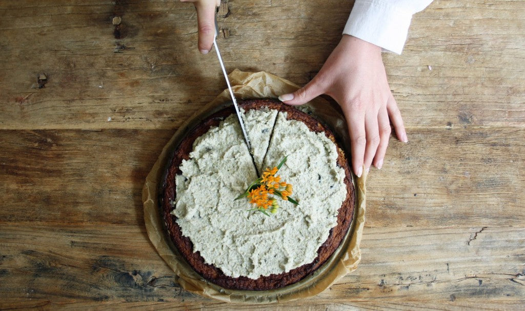 Ein gesunder, glutenfreier Kuchen mit cremigem Frosting aus Samen