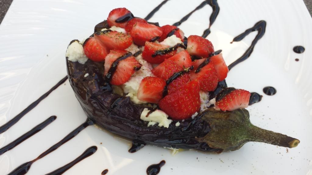 Eine überraschende Kombination aus gerösteter Aubergine, süßer Erdbeere und salzigem Feta