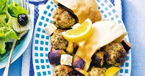Saftige Hackfleischbällchen mit Minze, Aubergine und Feta im Fladenbrot