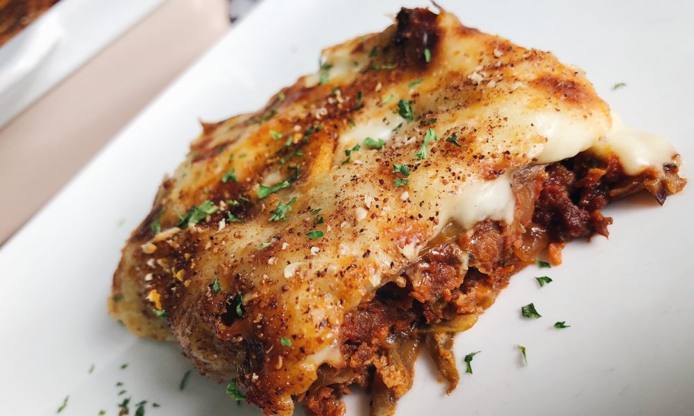 Ein klassischer griechischer Auflauf mit Aubergine, gewürztem Hackfleisch und cremiger Béchamelsauce