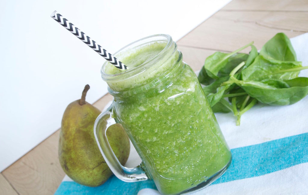 Erfrischendes und nahrhaftes Frühstück im Glas