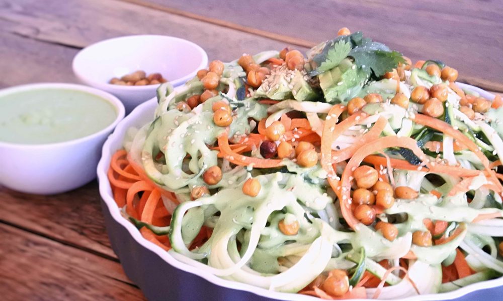 Frische Gemüsespaghetti mit knusprigen Kichererbsen und einem cremigen Koriander-Dressing
