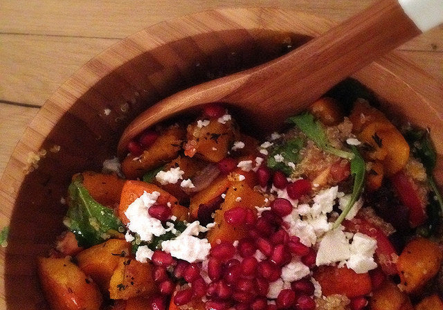 Ein nahrhafter und farbenfroher Salat mit geröstetem Kürbis, Quinoa und Feta
