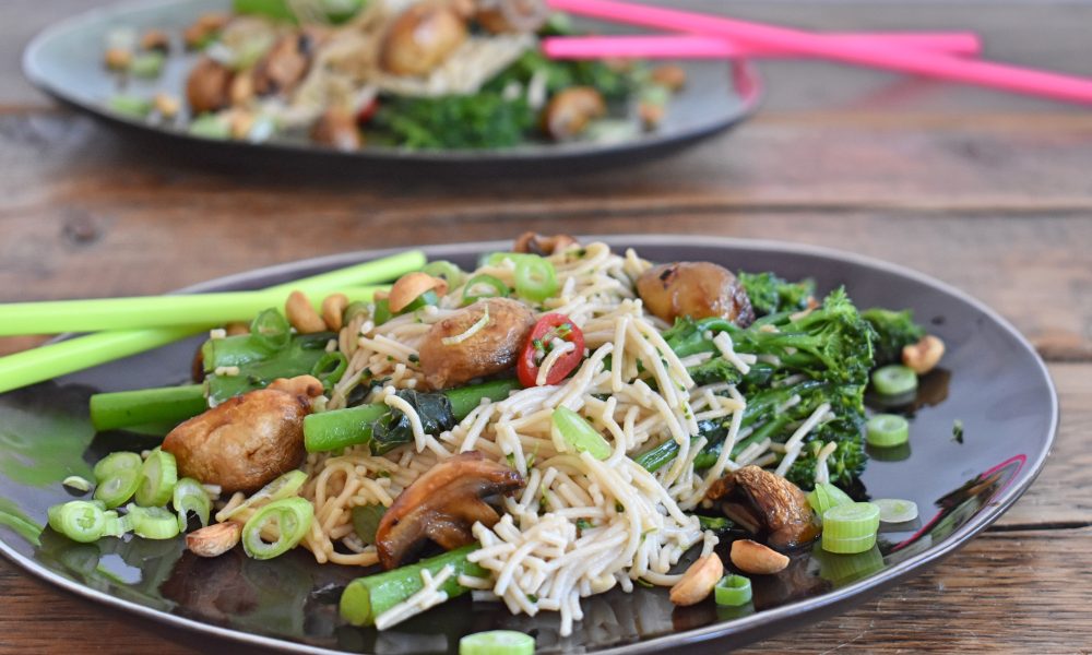 Ein nahrhaftes Nudelgericht mit Teriyaki-Champignons und knusprigen Erdnüssen