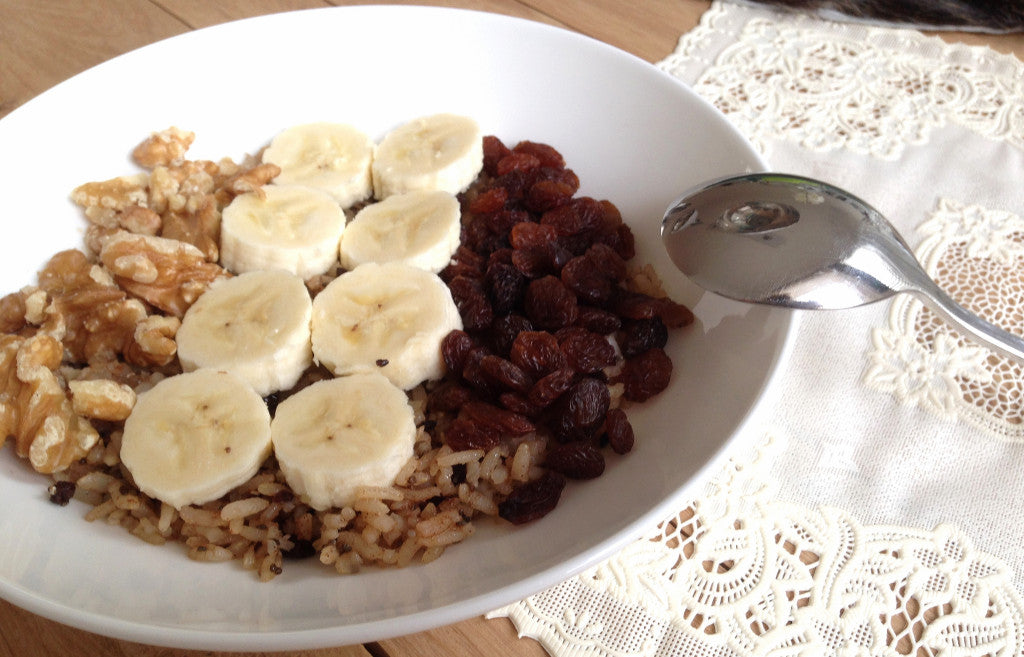 Ein nahrhaftes und schnelles Frühstück mit Reis, Obst und Nüssen