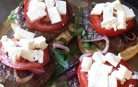Eine mediterrane Variante des klassischen Hamburgers