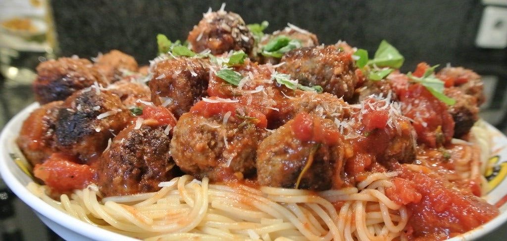 Ein klassischer italienischer Favorit mit saftigen Fleischbällchen in einer reichhaltigen Tomatensoße