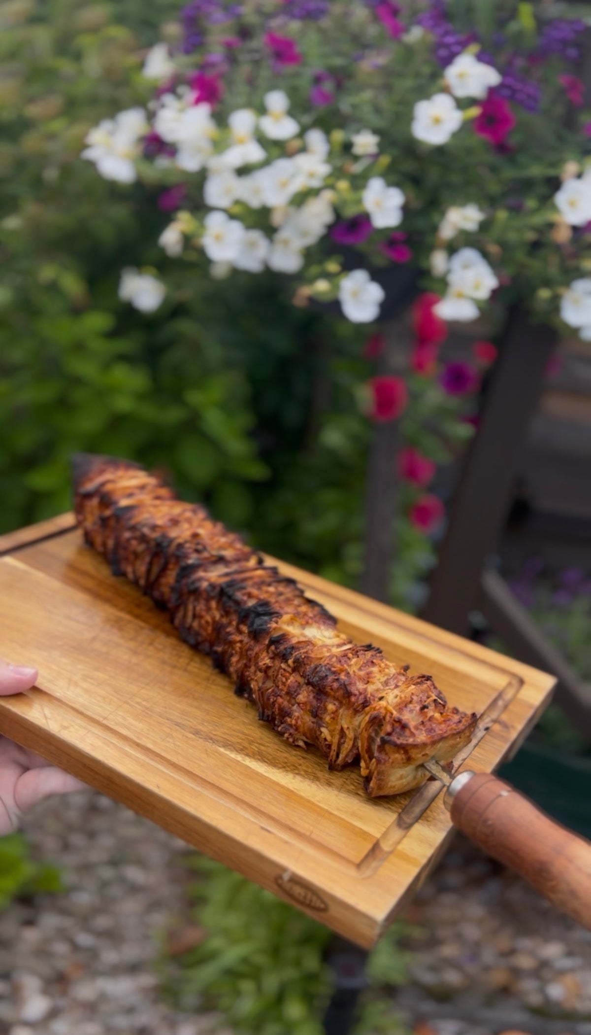 Knusprig, käsig und voller Geschmack aus dem Kamado